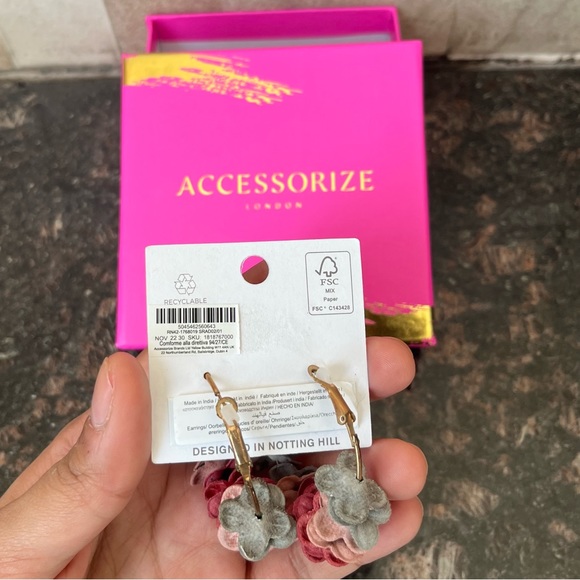 Accessorize floral hoop earrings - Picture 4 of 4